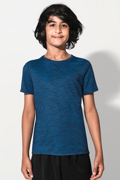 T-shirt basique bleu pour garçons, tournage en studio de vêtements pour jeunes