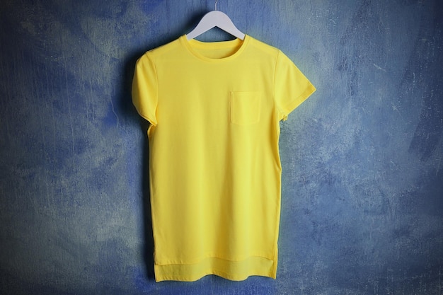 T-shirt blanc et brillant sur fond grunge