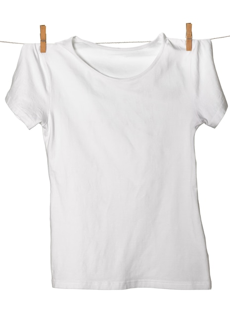 T-shirt blanc sur corde à linge