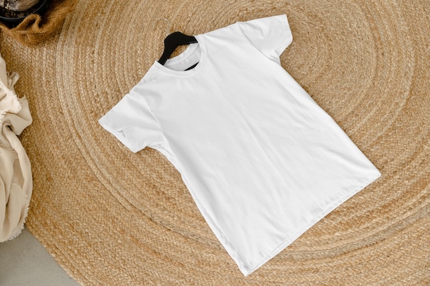 T-shirt blanc en coton sur cintre pour votre conception
