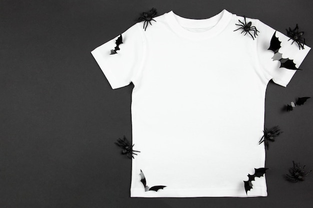 T-shirt blanc de coton pour femmes d'Halloween avec des araignées et des chauves-souris sur fond noir Design de modèle de t-shirt présentation d'impression mock up Vue supérieure à plat