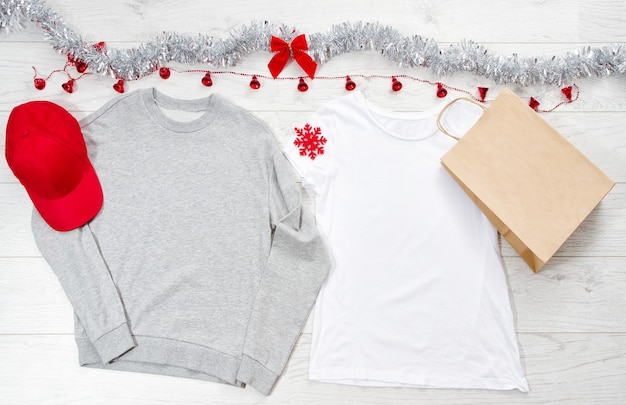 T-shirt blanc et décorations de Noël sur plancher en bois