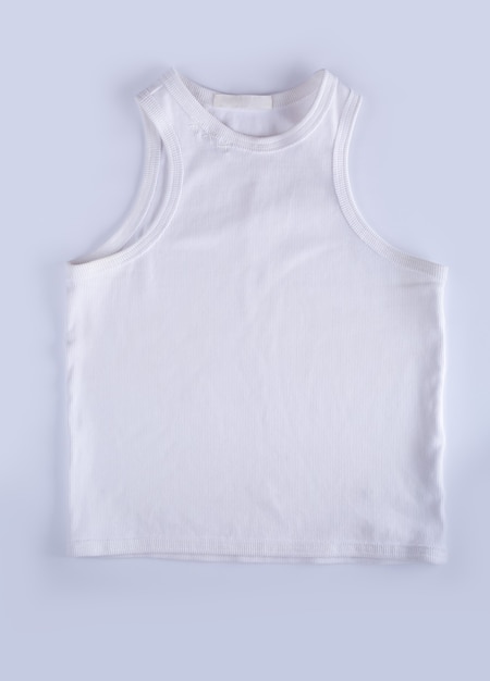 T-shirt blanc sur une surface blanche