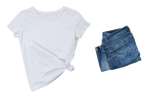 T-shirt blanc vide et denim bleu sur fond blanc t-shirt noir mock up et jean bleu t-shirt blanc