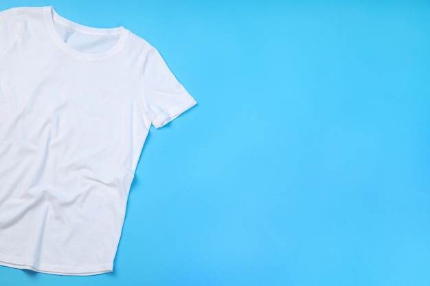 T-shirt blanc vierge avec un espace pour l'impression sur fond bleu