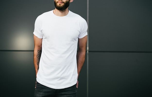 T-shirt blanc vierge avec espace pour votre logo