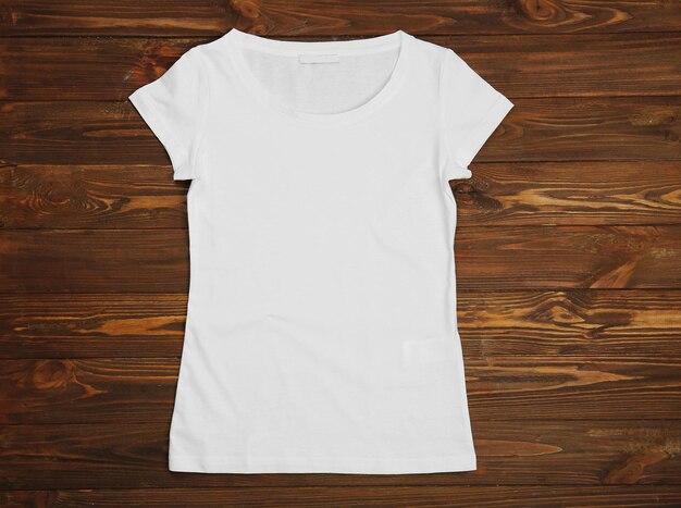 Photo t-shirt blanc vierge sur fond de bois