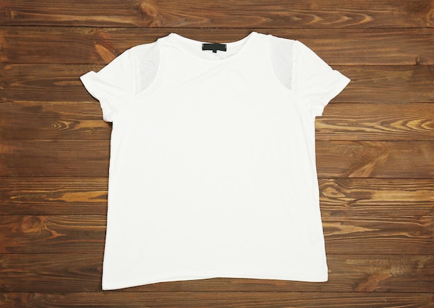 Photo t-shirt blanc vierge sur fond de bois
