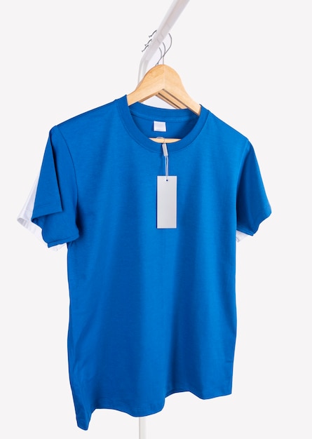 T-shirt bleu vierge de maquette et étiquette vierge pour la publicité isolée sur fond blanc.