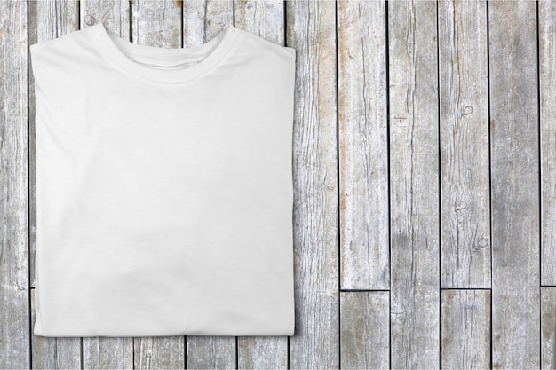 Photo t-shirt sur un bureau en bois