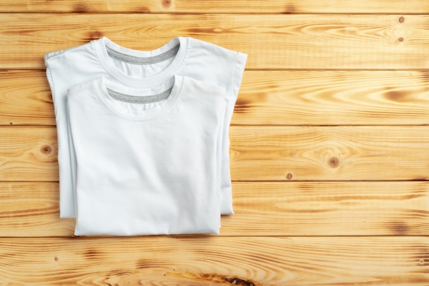 T-shirt de couleur blanche avec espace de copie pour votre conception. Concept de mode