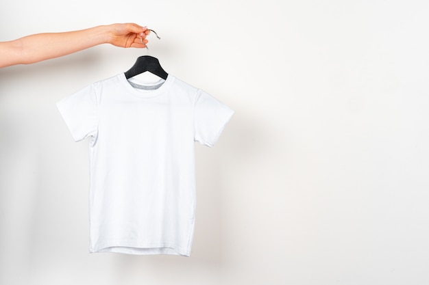 d'un t-shirt de couleur blanche, espace copie