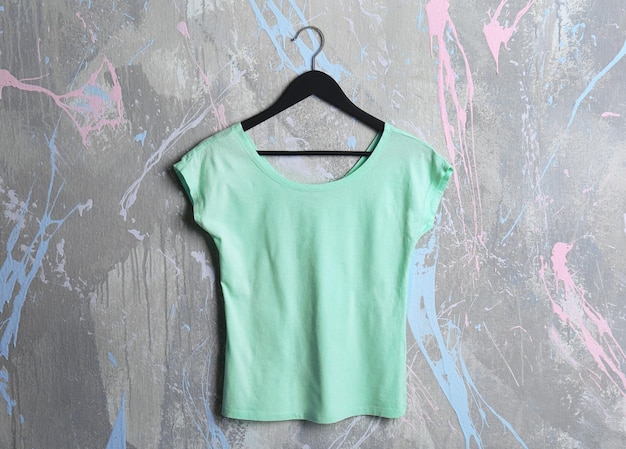 T-shirt de couleur vierge sur fond grunge