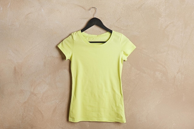 T-shirt de couleur vierge sur fond grunge