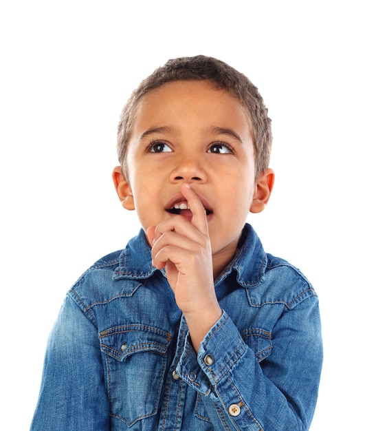 T-shirt enfant pensif avec un jean