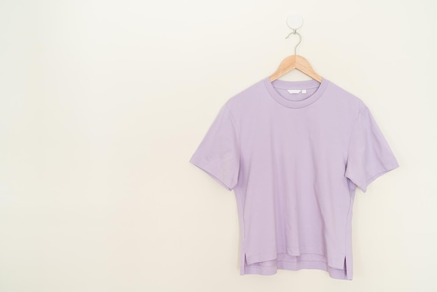Un t-shirt de femme accroché au mur.