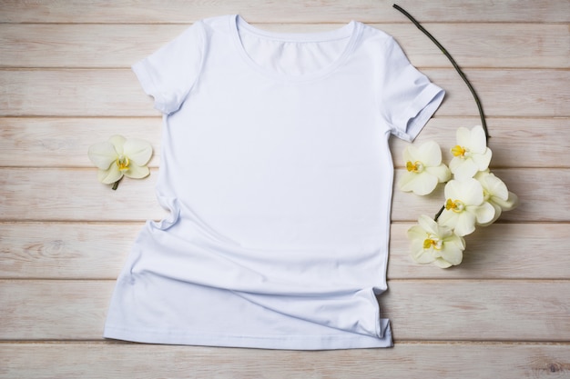 T-shirt femme avec orchidée jaune