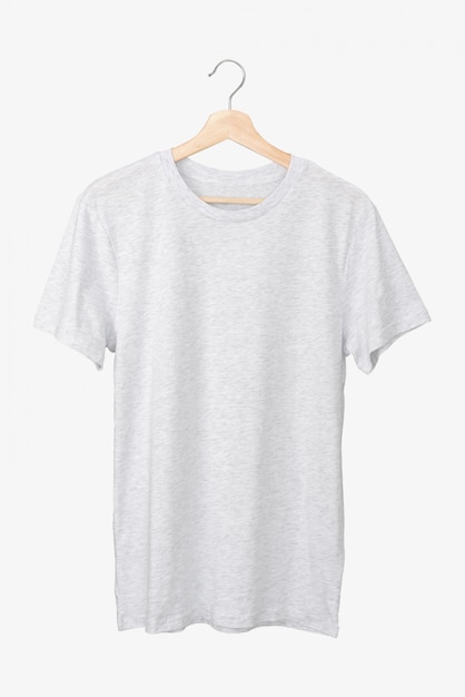 T-shirt gris basique sur un cintre