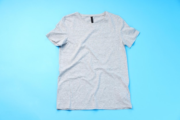 T-shirt gris blanc avec espace pour imprimer sur fond bleu