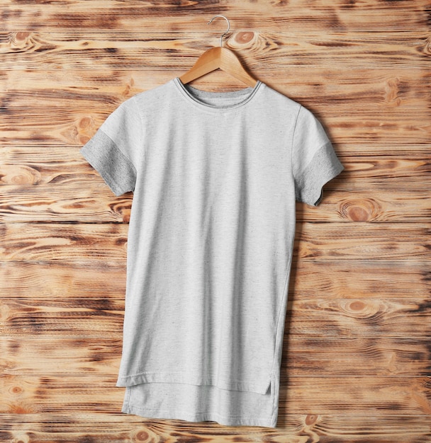 T-shirt gris blanc sur fond de bois