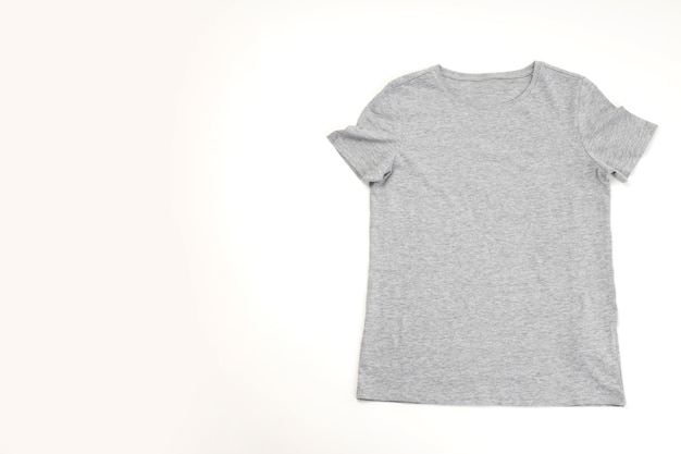 T-shirt gris blanc isolé sur fond blanc