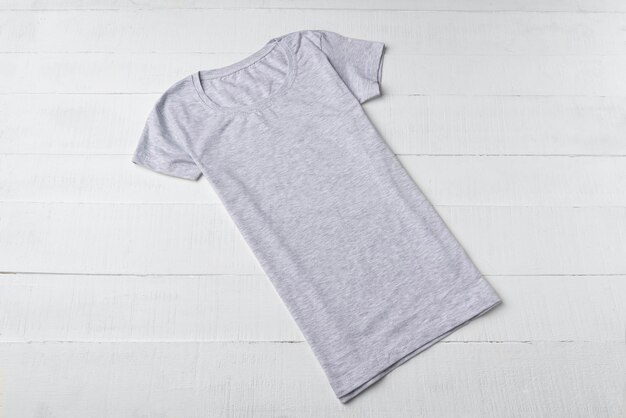 T-shirt gris Maquette sur fond blanc T-shirt blanc en coton