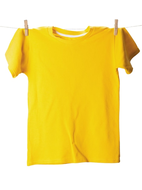 Photo t-shirt jaune sur corde à linge