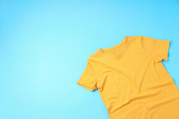 T-shirt jaune vierge avec un espace pour l'impression sur fond bleu