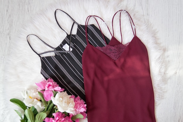 T-shirt noir et bordeaux, pivoines sur fourrure blanche.