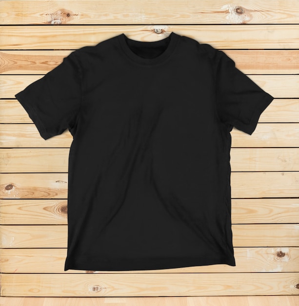 T-shirt noir isolé sur fond