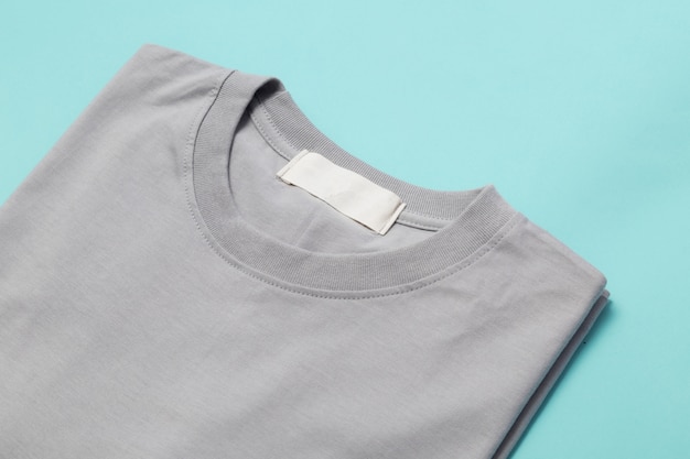 T-shirt plié gris avec étiquette vierge pour votre conception isolée