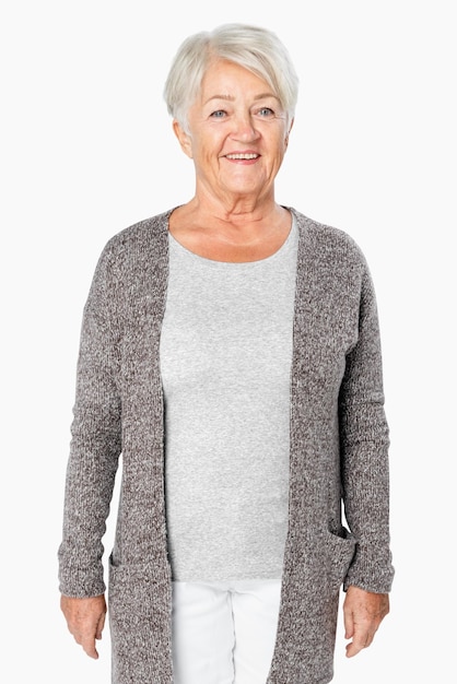 T-shirt png mockup avec une femme âgée portant un cardigan shoot de vêtements d'hiver