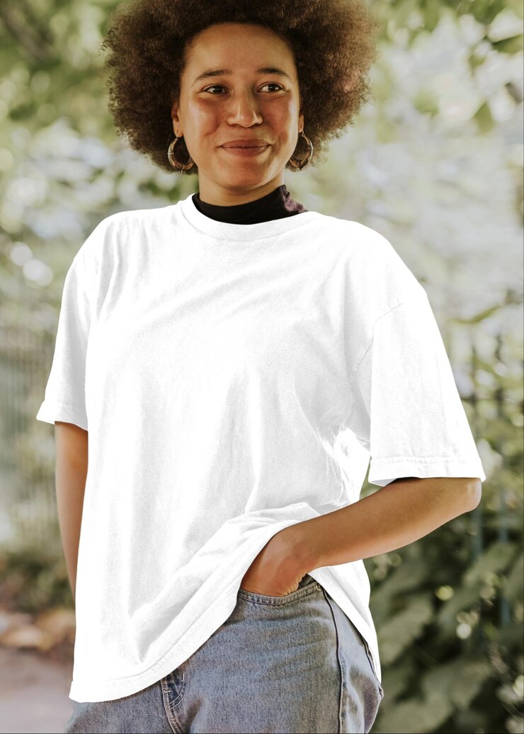 Photo t-shirt png mockup sur le modèle de femme souriante