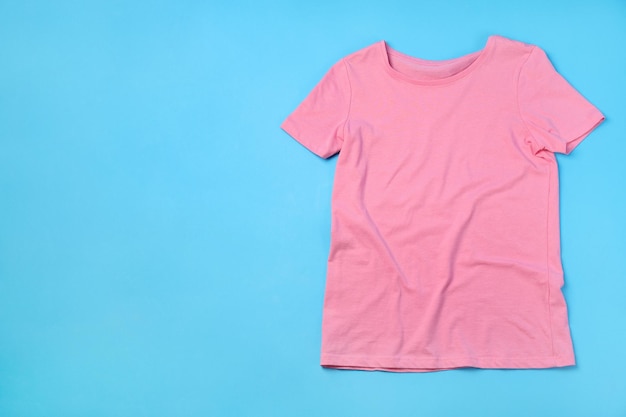 T-shirt rose vierge avec un espace pour l'impression sur fond bleu