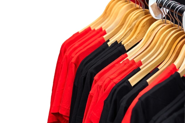 T-shirt rouge et noir pour l'homme sur des couvertures en bois dans un magasin de détail Fond blanc