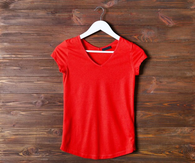 Photo t-shirt rouge vierge sur fond de bois