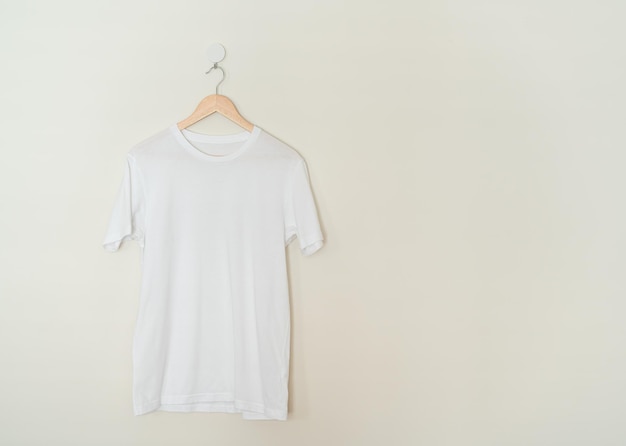 T-shirt suspendu avec un cintre à bois