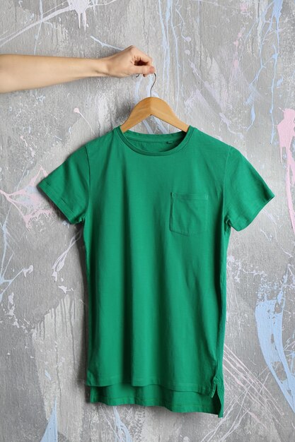 Photo t-shirt vert blanc sur fond grunge