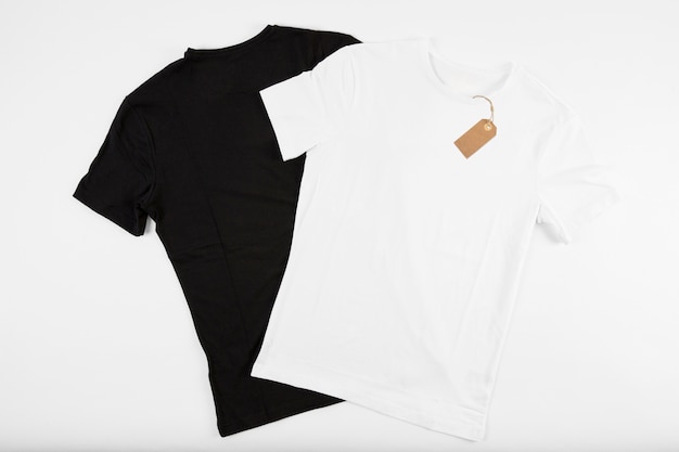 T-shirts noir et blanc