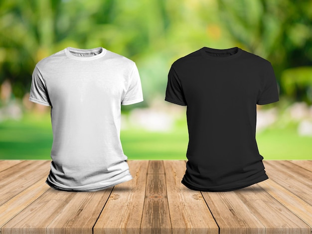 T-shirts noirs et blancs isolés sur fond de bois