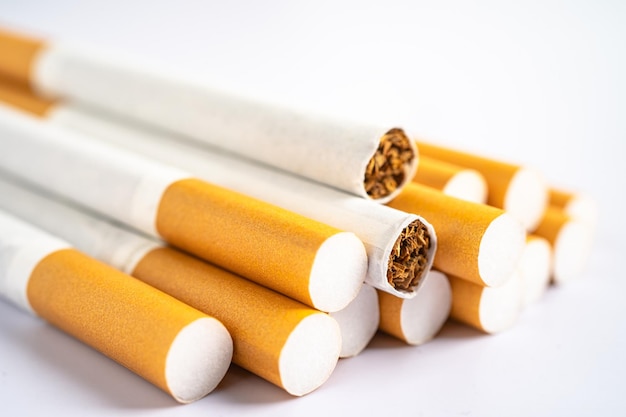 Tabac à cigarettes en rouleau de papier avec tube filtrant Concept non fumeur