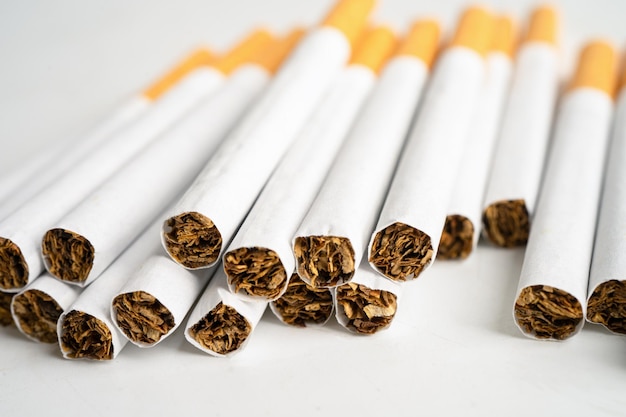 Tabac à cigarettes en rouleau de papier avec tube filtrant Concept non fumeur