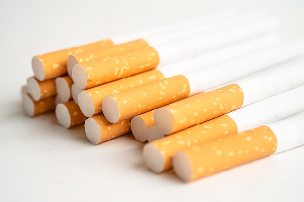 Tabac à cigarettes en rouleau de papier avec tube filtre isolé sur fond blanc Concept non fumeur
