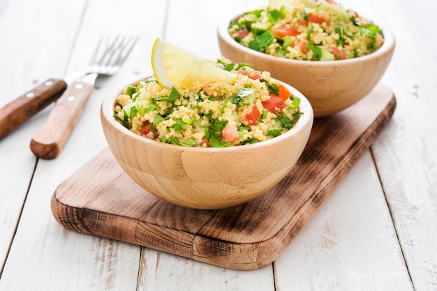 Tabbouleh salade avec couscous dans des bols sur une table blanche