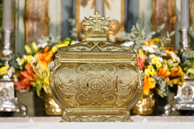 Tabernacle sur l'autel pendant la veillée eucharistique