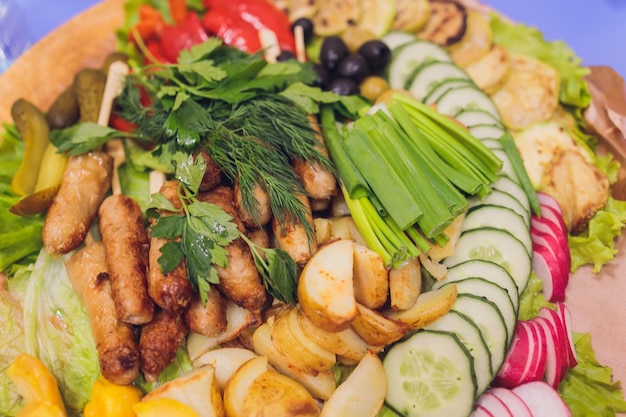 Table d'accueil buffet avec burgers snacks froids viandes et salades