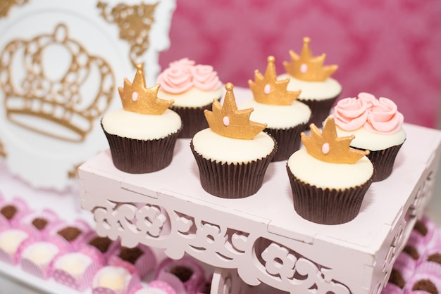 Table d&#39;anniversaire avec des bonbons, thème de la couronne - Cupcakes