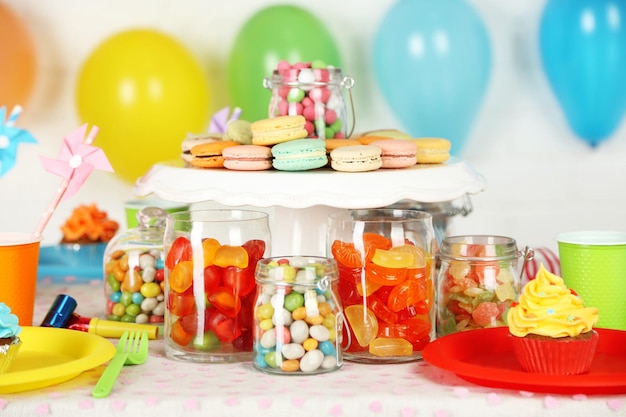 Table D'anniversaire Préparée Avec Des Bonbons Pour La Fête Des Enfants