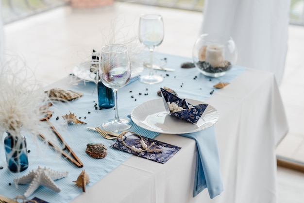 Table d'anniversaire préparée avec une vaisselle en papier élégante pour la fête des enfants dans des couleurs bleues. Jour de douche de bébé. Mise au point sélective