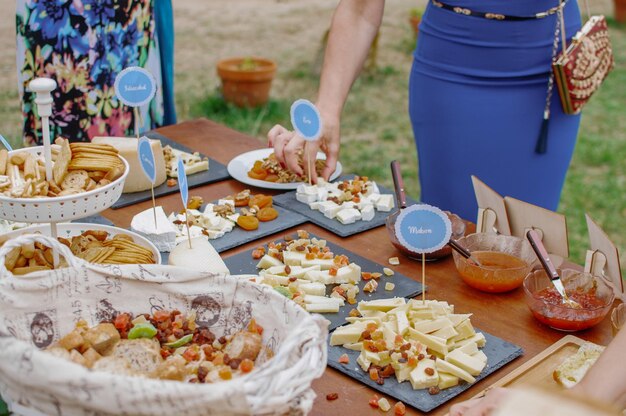 Table d'apéritif, fromages, snacks, confitures